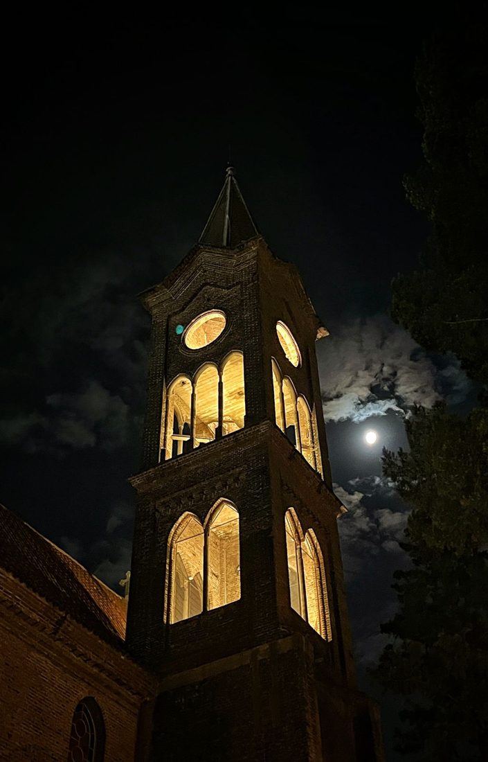 Torre iluminada de noche
